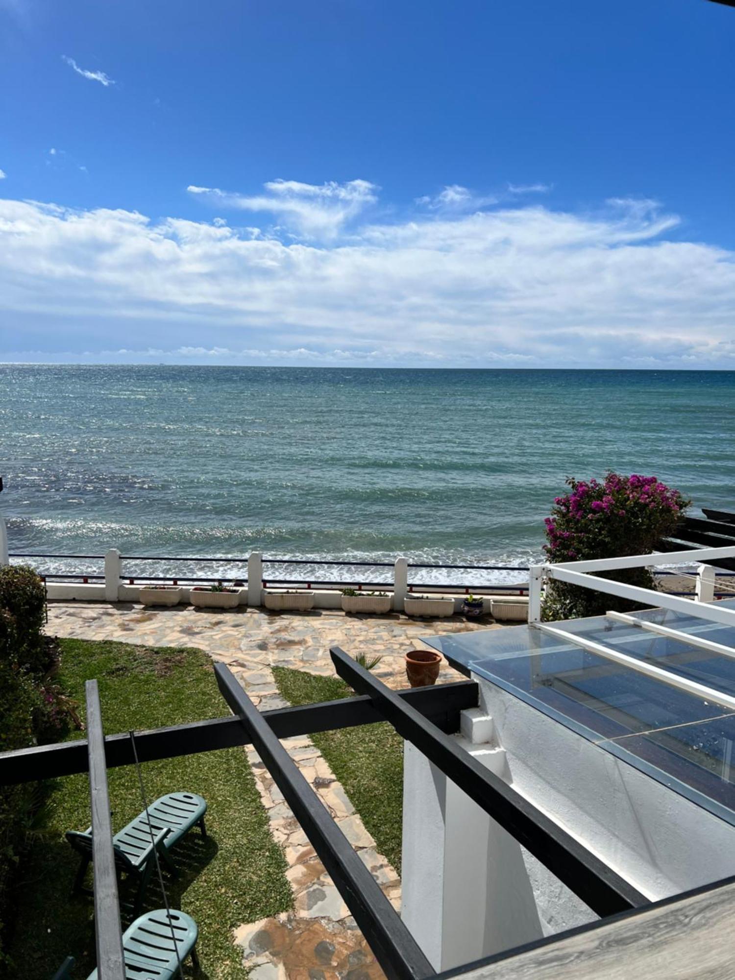 Newly Renovated 2 Bedroom Beachfront House Sitio de Calahonda Zewnętrze zdjęcie