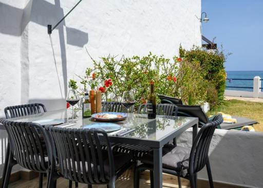 Newly Renovated 2 Bedroom Beachfront House Sitio de Calahonda Zewnętrze zdjęcie
