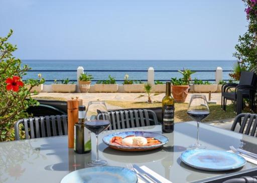Newly Renovated 2 Bedroom Beachfront House Sitio de Calahonda Zewnętrze zdjęcie