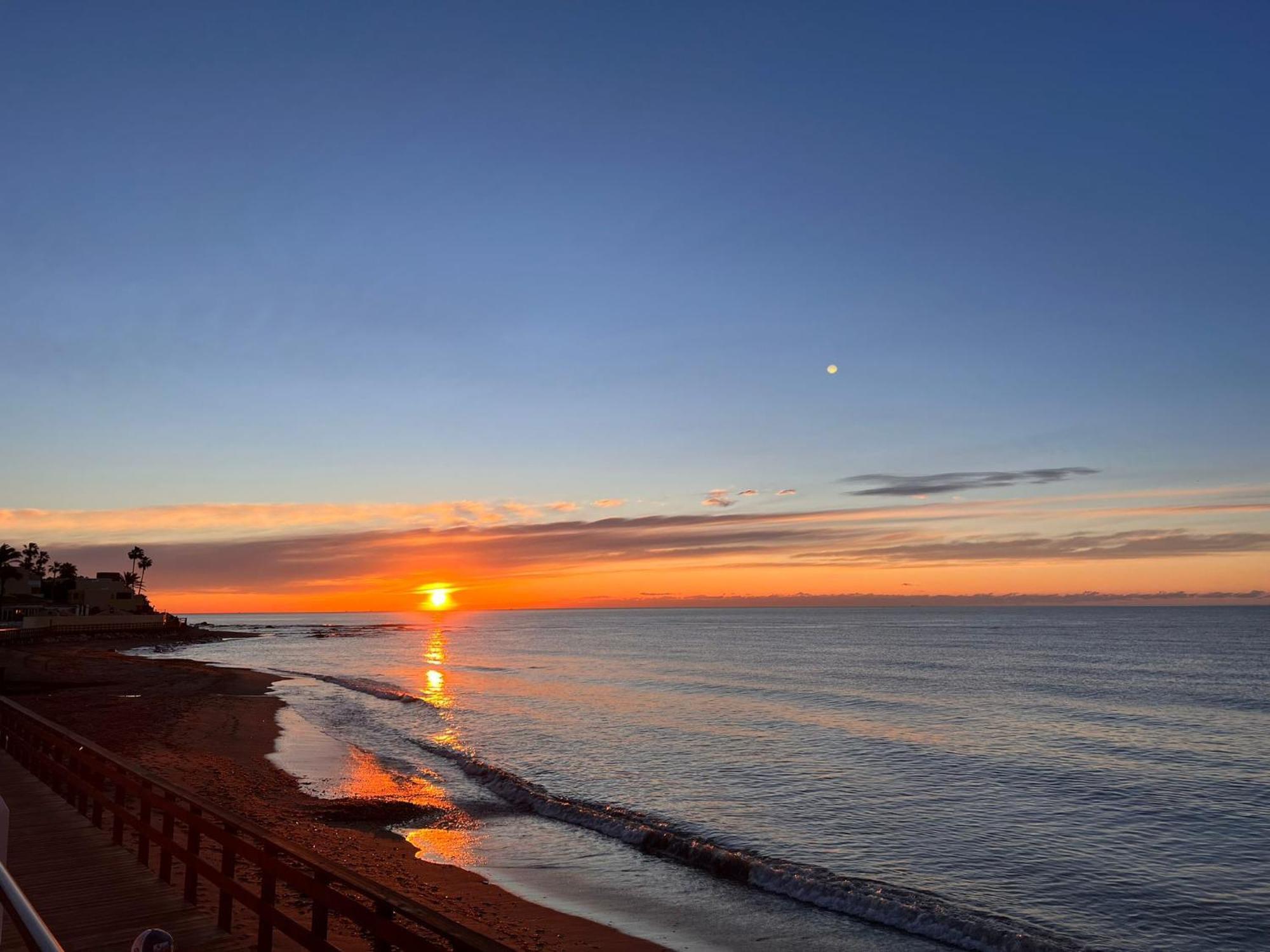 Newly Renovated 2 Bedroom Beachfront House Sitio de Calahonda Zewnętrze zdjęcie
