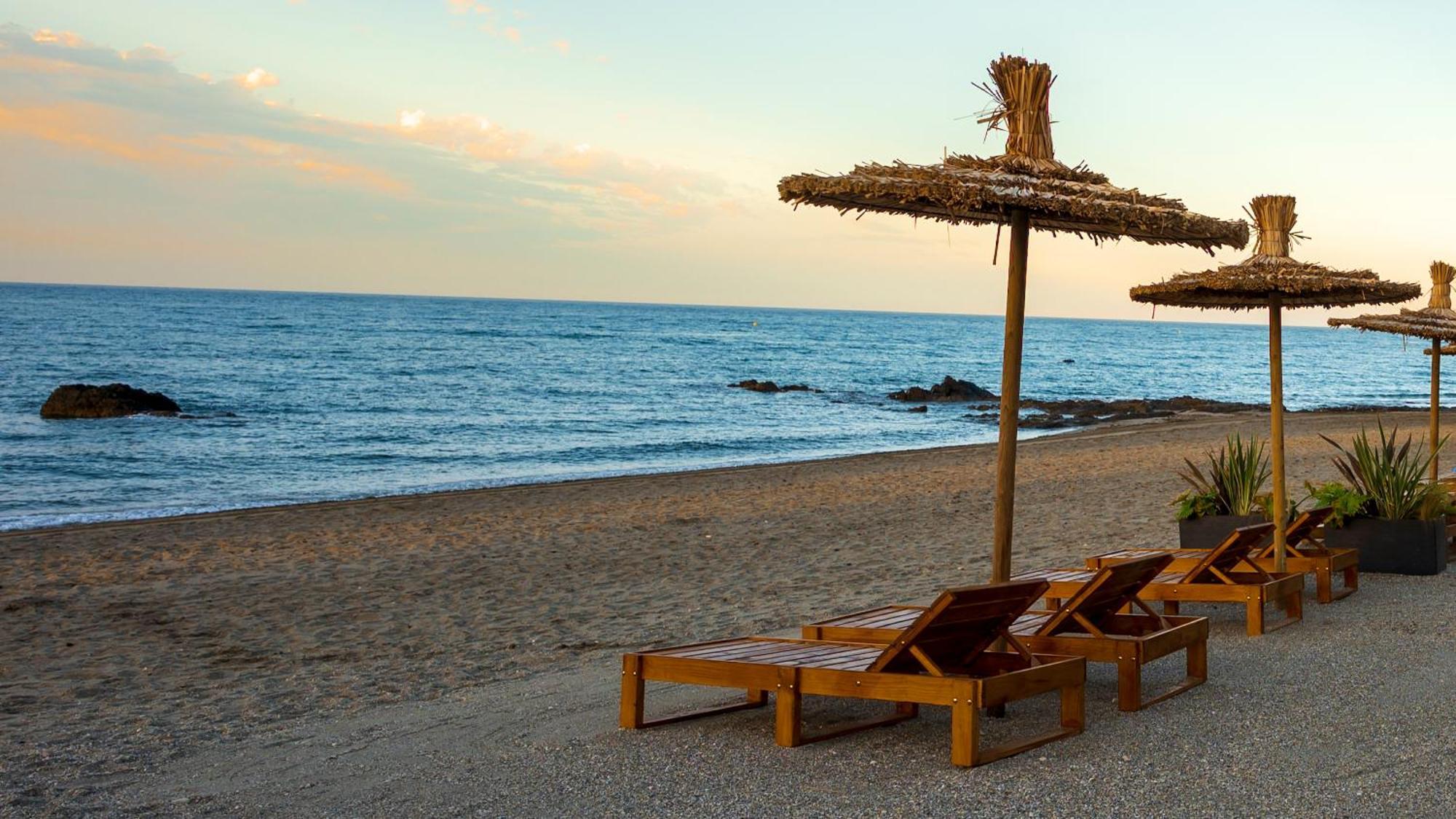 Newly Renovated 2 Bedroom Beachfront House Sitio de Calahonda Zewnętrze zdjęcie